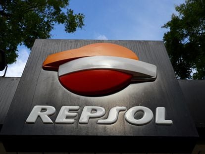 Logo de Repsol de una estación de servicio de Madrid.