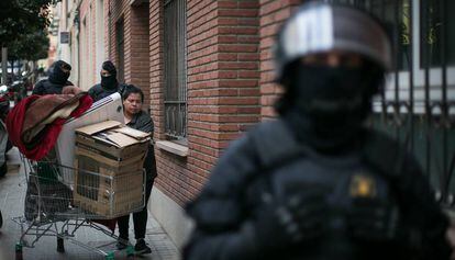 Una de las desalojadas junto a los Mossos d'Esquadra