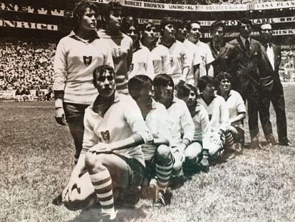 La selección femenina mexicana de fútbol, en 1971, en el Estadio Azteca.