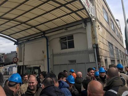 Trabajadores a las puertas del astillero vigués Hijos de J. Barreras