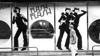 El diseñador Alfonso Milá saliendo de la tortillería Flash Flash en 2005. |