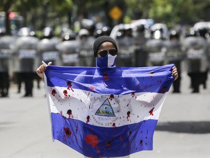Un manifestante muestra una bandera ensangrentada durante una protesta contra el Gobierno de Daniel Ortega.