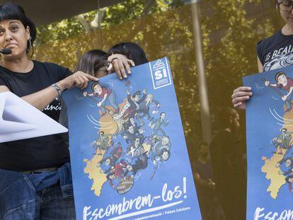 Anna Gabriel y Mireia Veh&iacute; durante la presentaci&oacute;n de la campa&ntilde;a a favor del s&iacute; de la CUP. 