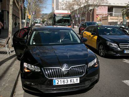 Un vehículo de Cabify junto a un taxi, en Barcelona, en una imagen de archivo.
