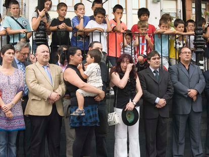 Arantza Asla, la madre de Fabio Moreno, llora en el homenaje a las víctimas del terrorismo en Erandio en julio de 2010.