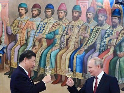 Xi Jinping y Vladímir Putin brindan durante un encuentro en Moscú.