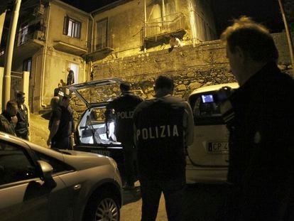 Policías afuera de la casa de un supuesto integrante de la mafia en Sinopoli (Italia), en mayo de 2015.
