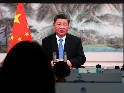 El presidente chino, Xi Jinping, visto en una pantalla mientras pronuncia un discurso en comparecencia por vídeo el pasado 4 de noviembre.