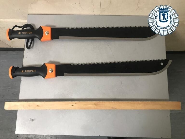 Dos de los machetes y un palo incautado en la pelea de Ciudad Lineal.