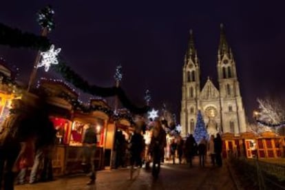 Mercadillo navideño en Námestí Míru, la plaza de la Paz, en Praga (República Checa).