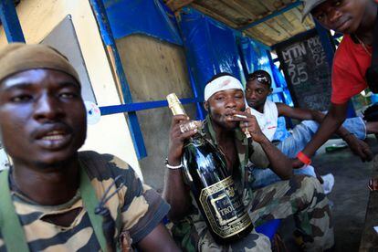 Las nuevas fuerzas republicanas celebran su victoria con una botella de champán requisada en la casa de Laurent Gbagbo.