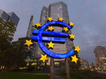 El símbolo del euro delante de la sede del BCE de Fráncfort