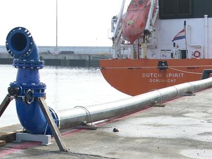 Buque cisterna Dutch Spirit en Puerto de Bermeo este jueves.