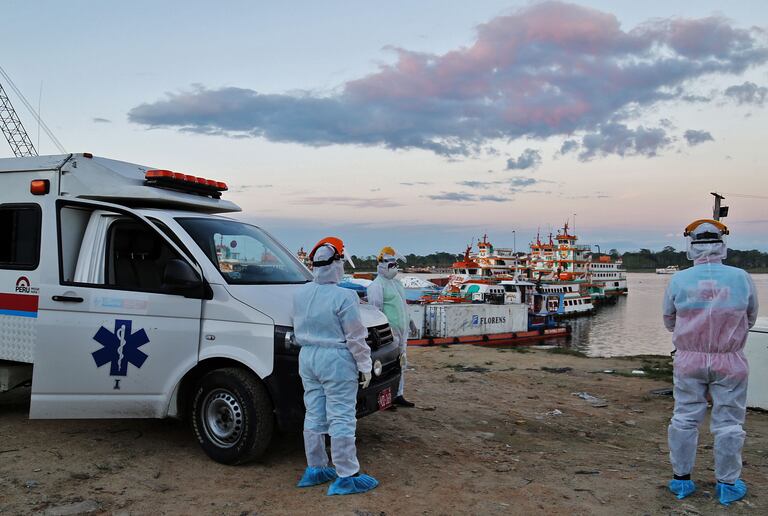 Personal médico aguarda en el puerto de Iquitos para transferir pacientes al hospital de la región, este 18 de junio.