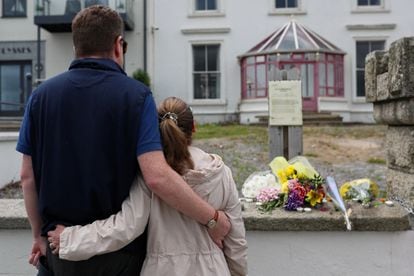Dos fans de Sinead O'Connor rinden homenaje a la cantante en el exterior de su casa en Bray (Irlanda).