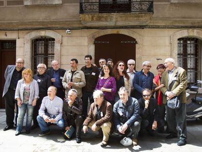 Los escritores que ayer firmaron sus libros en la librería Negra y Criminal. De izquierda a derecha, Miquel Jiménez, Susana Hernández, Salvador Balcells, David Hall, Víctor del Árbol, Jordi Ledesma, Félix G. Modroño, Rosa Ribas, Toni Iturbe, Cristina Fallarás, Jon Lauko, José Sanclemente, Maruja Torres y Andreu Martín. En cuclillas, Jordi de Manuel, Lluís Gutiérrez, Raúl Argemí, Carlos Zanón y Sebastià Jovani.