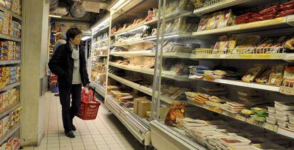 Un cliente observa las estanter&iacute;as de un supermercado en Par&iacute;s.