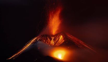 La erupción del volcán de Cumbre Viajea visto desde la montaña de Triana.