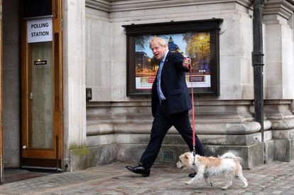 El primer ministro británico, Boris Johnson, llega a votar a un colegio electoral de Londres el pasado 5 de mayo.