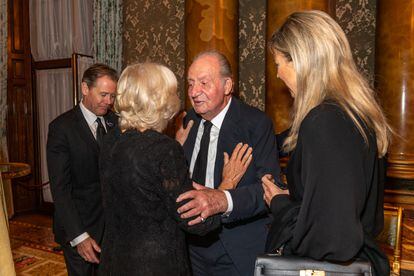 El rey Juan Carlos, en el centro de la imagen, saluda a la reina consorte Camila Parker-Bowles, este domingo en el palacio de Buckingham, en Londres. El Foreign Office (el Ministerio de Asuntos Exteriores británico), incluyó a los jefes de Estado y exjefes de Estado de España entre los invitados a los actos fúnebres por Isabel II. 
