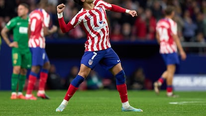 João Félix celebra su gol al Elche.