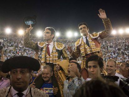 José Tomás (izquierda) y MIguel Ángel Perera, en Algeciras saliendo a hombros.