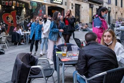 Ambiente de jóvenes en el centro de Salamanca en el primer fin de semana sin estado de alarma.
