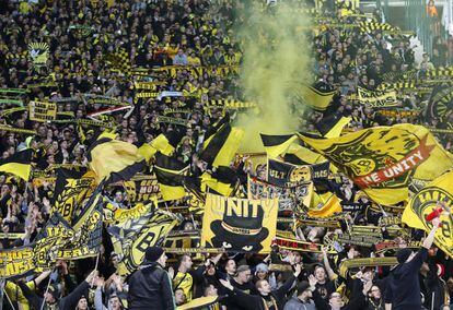 Seguidores del Borussia Dortmund desplazados a Marsella animan durante el partido.