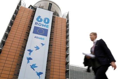 Un hombre pasa junto a la sede de la Comisión Europea en Bruselas
