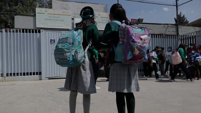 Dos estudiantes afuera de una Escuela Secundaria en Ciudad de México.