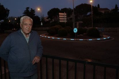 Leonardo Azcona, en la rotonda de Torrelodones donde instaló sus primeros bordillos luminosos.