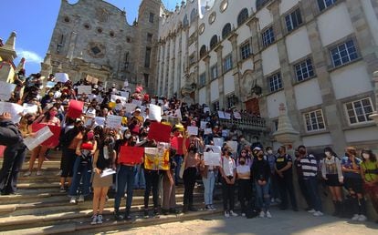 Estudiantes de la Universidad de Guanajuato durante una manifestación por el asesinato de su compañero Ángel Ignacio Rangel a manos de la Guardia Nacional el 28 de abril de 2022.