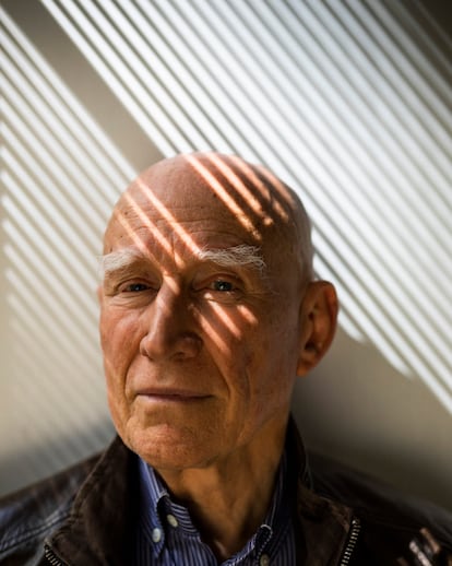 El fotógrafo Sebastião Salgado, fotografiado en su estudio, en París, mientras prepara su último libro y exposición: 'Amazônia', que se inauguró el pasado día 20, en la Philharmonie de París. ©Ed Alcock