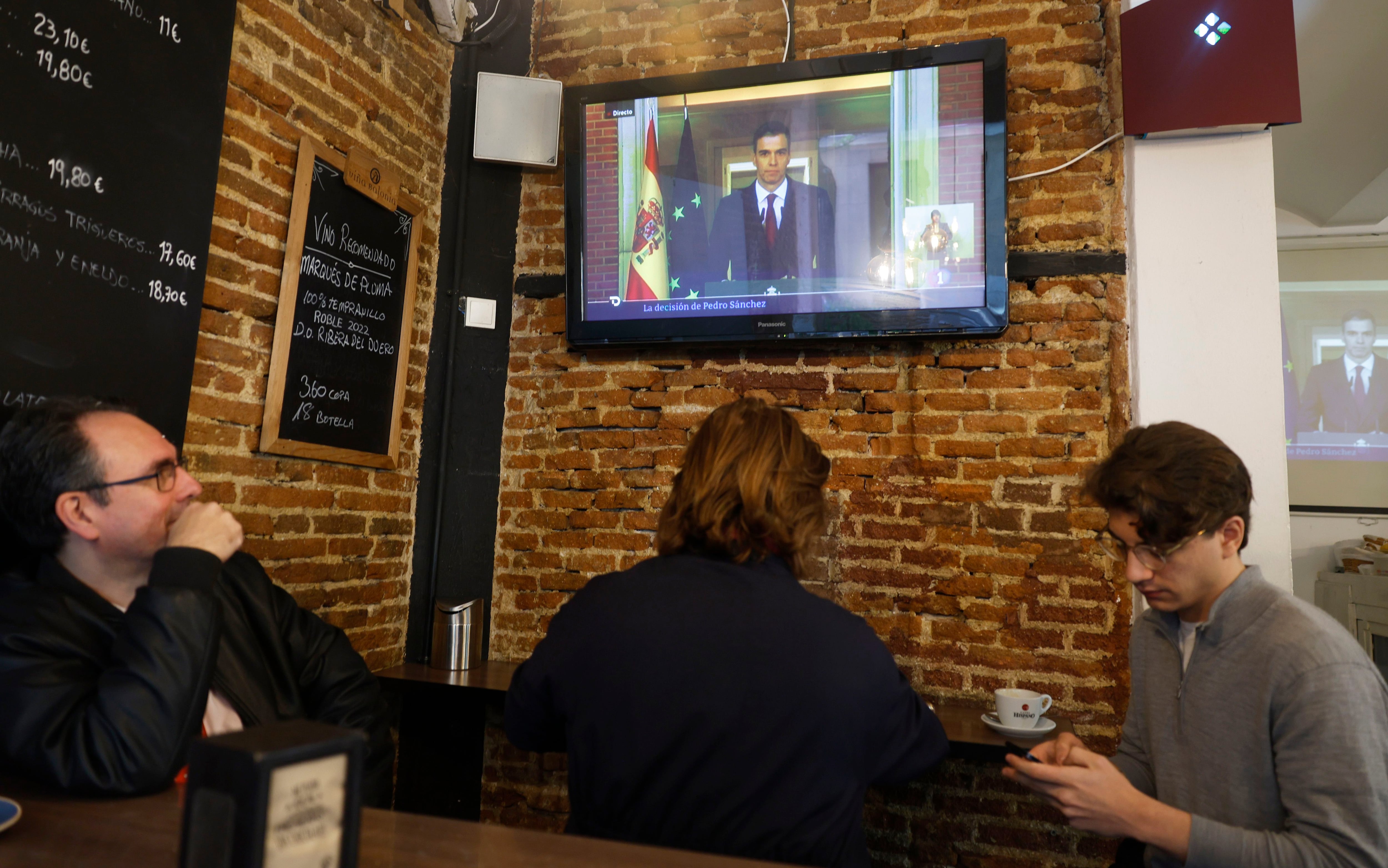 Dvd 1211 (29-04-24). Clientes de un bar de Madrid siguen la comparecencia de Pedro Sánchez.