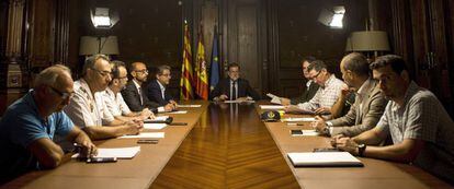 Rajoy (c), reunido la noche del jueves en la Delegación del Gobierno en Cataluña con altos mandos de las Fuerzas de Seguridad del Estado.