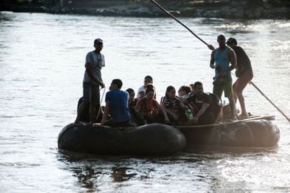 Un grupo de cubanos cruza el río Suchiate, al sur de México.