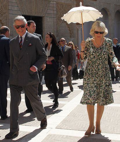 El príncipe de Gales, Carlos de Inglaterra, y su esposa Camila, Duquesa de Cornualles, pasan junto al Real Alcázar de Sevilla, donde han visitado además el Ayuntamiento de la ciudad, el palacio de San Telmo y han paseado junto a la Catedral y La Giralda.