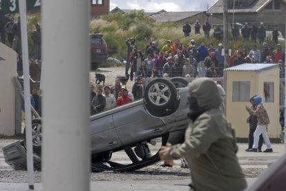 Un vehículo, volcado durante los asaltos a uno de los supermercados en San Carlos de Bariloche.
