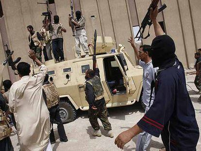 Militantes del Ejército del Mahdi celebran la toma de la sede del canal de televisión Al Iraqiya en Basora.