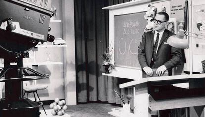 Papanek filmando el programa WNED-TV Channel en Búfalo, en 1961.