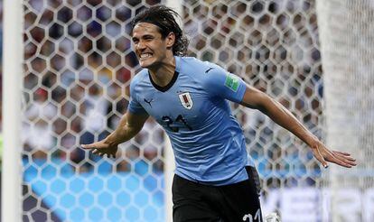 Edinson Cavani, de Uruguay, celebra su gol.