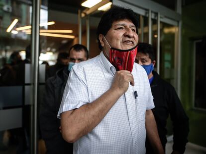 El expresidente de Bolivia Evo Morales se retira luego de ofrecer una rueda de prensa en Buenos Aires, el 22 de octubre.