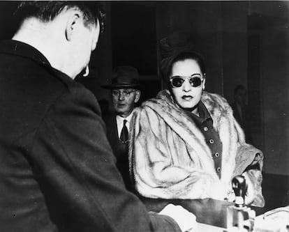 La cantante Billie Holiday llega, en 1949, a una vista preliminar de la causa contra ella por consumo de heroína.