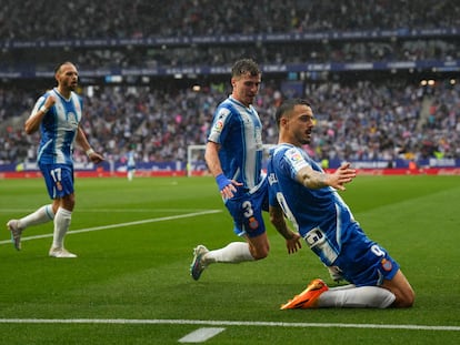 Joselu celebra el gol de la victoria durante el partido entre el Espanyol y el Getafe, en el RCDE Stadium este domingo.