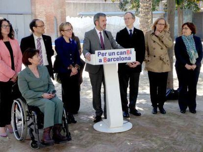Jaume Collboni, en el centro, junto con concejales del PSC en el Consistorio de Barcelona.