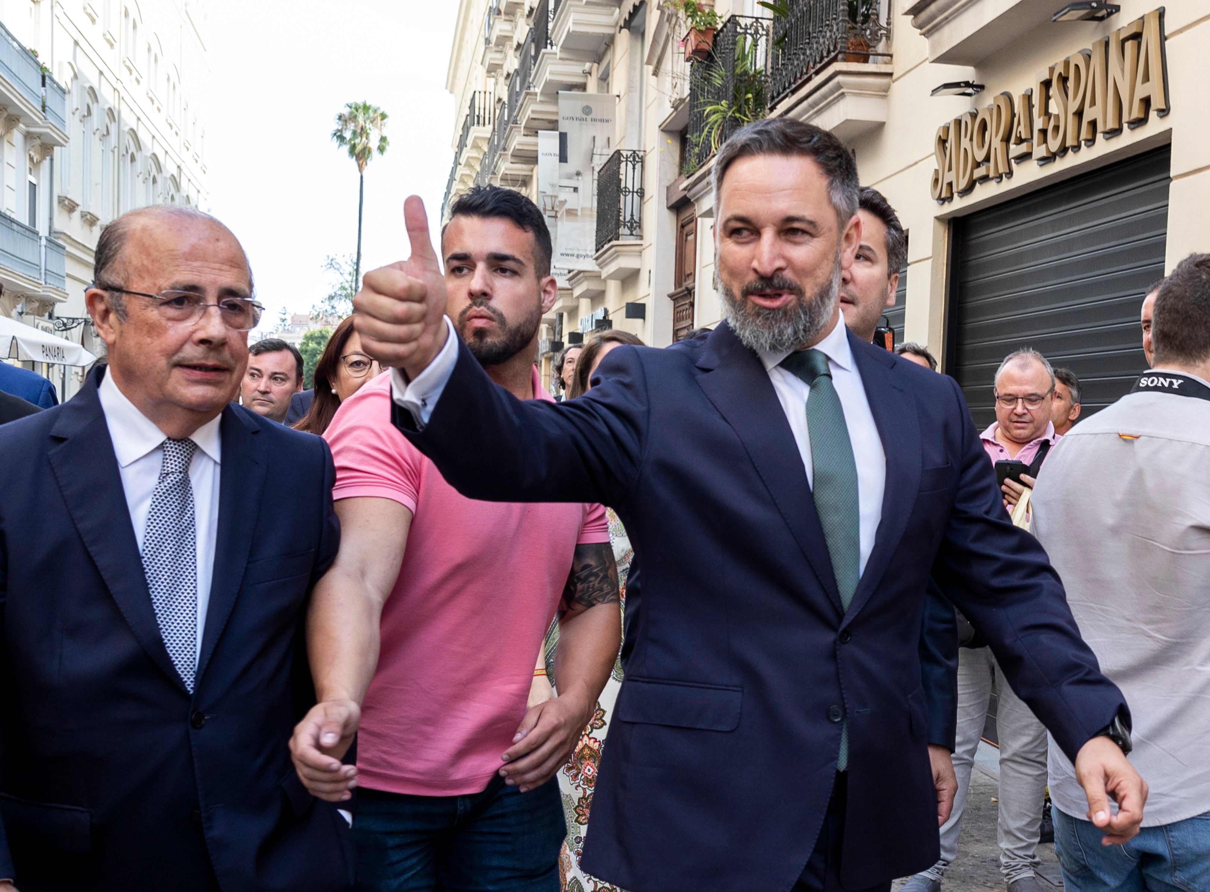 El presidente de Vox, Santiago Abascal, a su llegada a las Cortes valencianas donde asiste a la sesión constitutiva de la undécima legislatura.