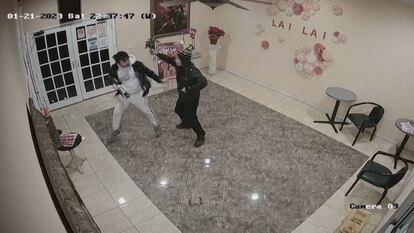 Fotograma de la cámara de seguridad que muestra la confrontación entre Brandon Tsay y Huu Can Tran en el Lai Lai Ballroom & Studio, el 1 de enero 2023
