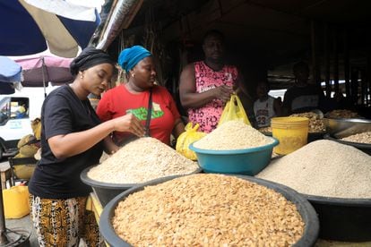 Dos mujeres compran en un mercado de Lagos, Nigeria, a mediados de 2020.