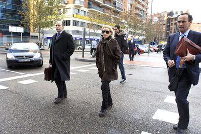 Marta Domínguez camino de los juzgados con su marido (detrás) y su abogado (izquierda), José Rodríguez.