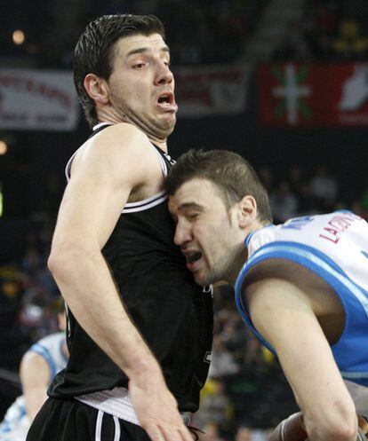 Albert Miralles (derecha), choca con el ala-pívot croata del Bilbao Basket, Marko Banic.